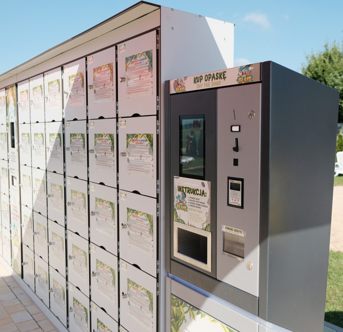 Szafki depozytowe i automat opaskowy.jpg Szafki depozytowe i automat opaskowy.jpg