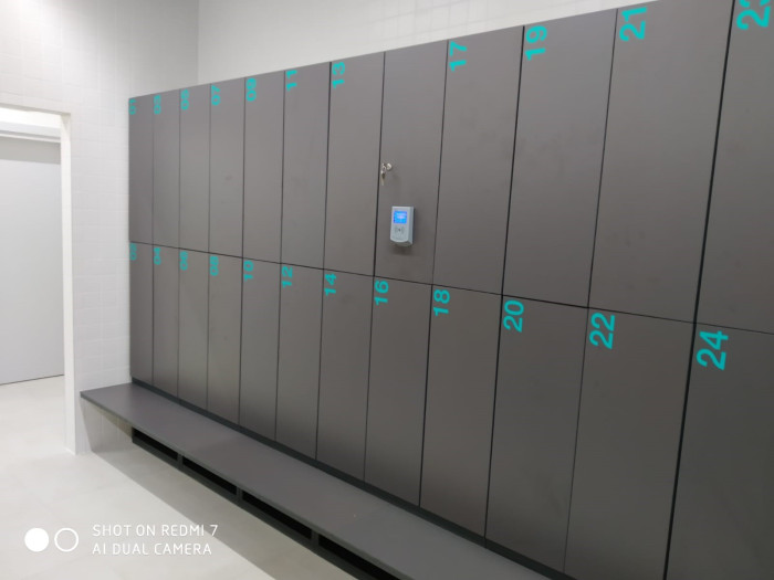 Szafki HPL S2 z ławką.jpg Szafki HPL S2 z ławką.jpg